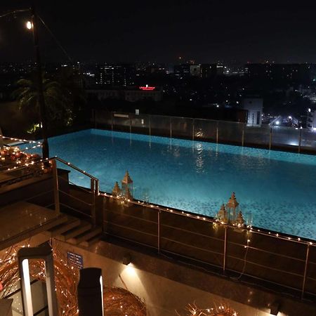 Radisson Blu Mumbai International Airport Hotel Eksteriør billede Infinity pool at the 10th floor of the hotel