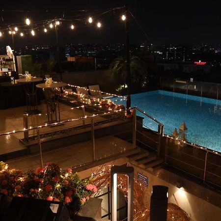 Radisson Blu Mumbai International Airport Hotel Eksteriør billede The pool at the rooftop bar