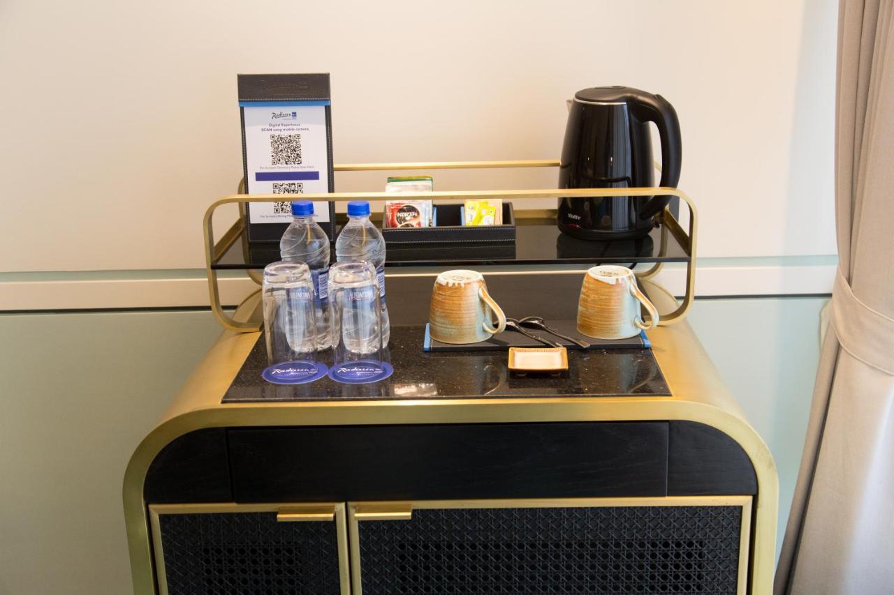 Radisson Blu Mumbai International Airport Hotel Eksteriør billede A tea and coffee making trolley in a hotel room