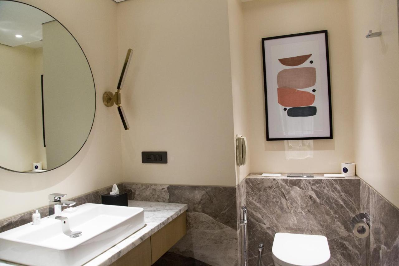 Radisson Blu Mumbai International Airport Hotel Eksteriør billede Bathroom