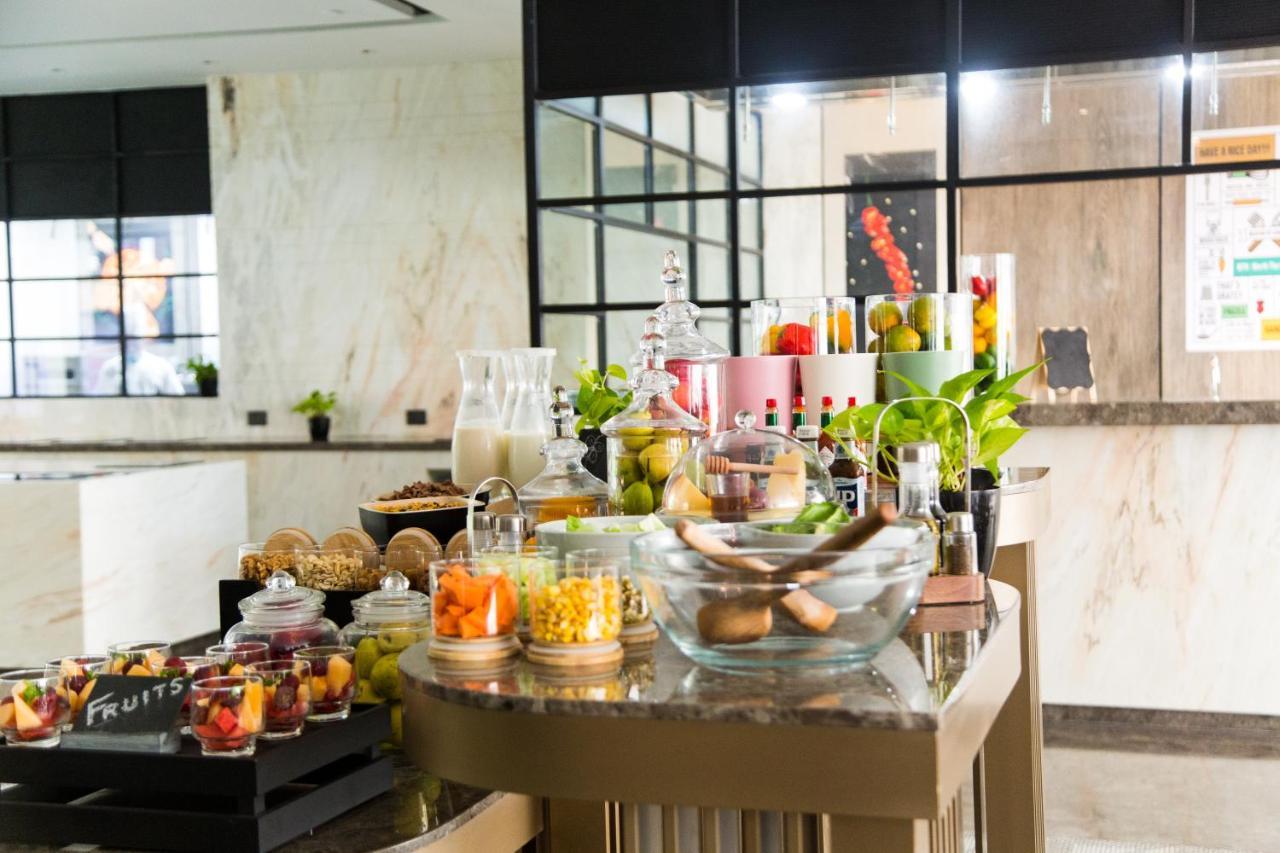 Radisson Blu Mumbai International Airport Hotel Eksteriør billede A buffet at a hotel