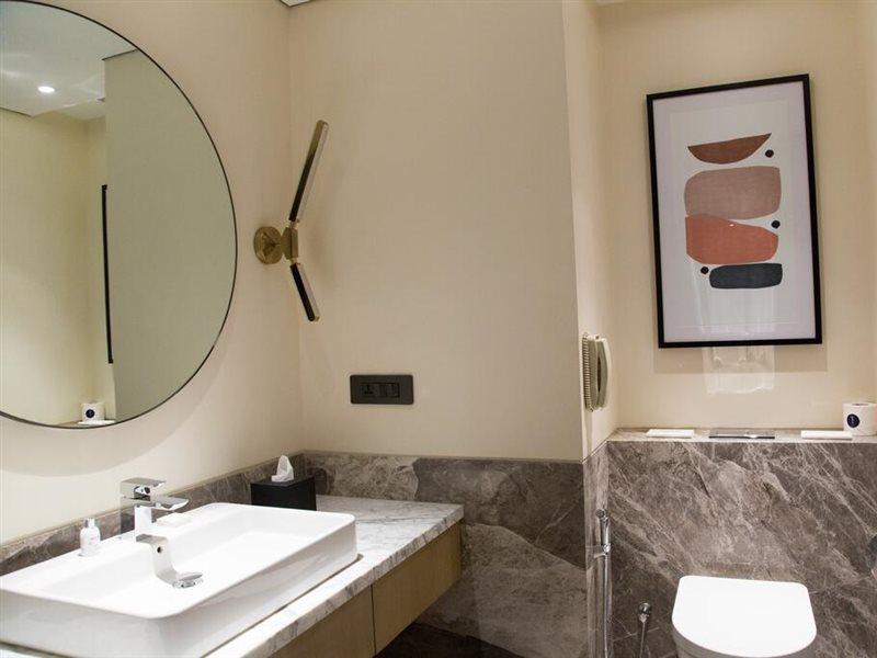Radisson Blu Mumbai International Airport Hotel Eksteriør billede Bathroom