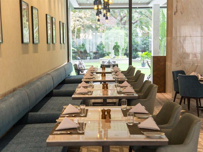 Radisson Blu Mumbai International Airport Hotel Eksteriør billede The interior of the restaurant