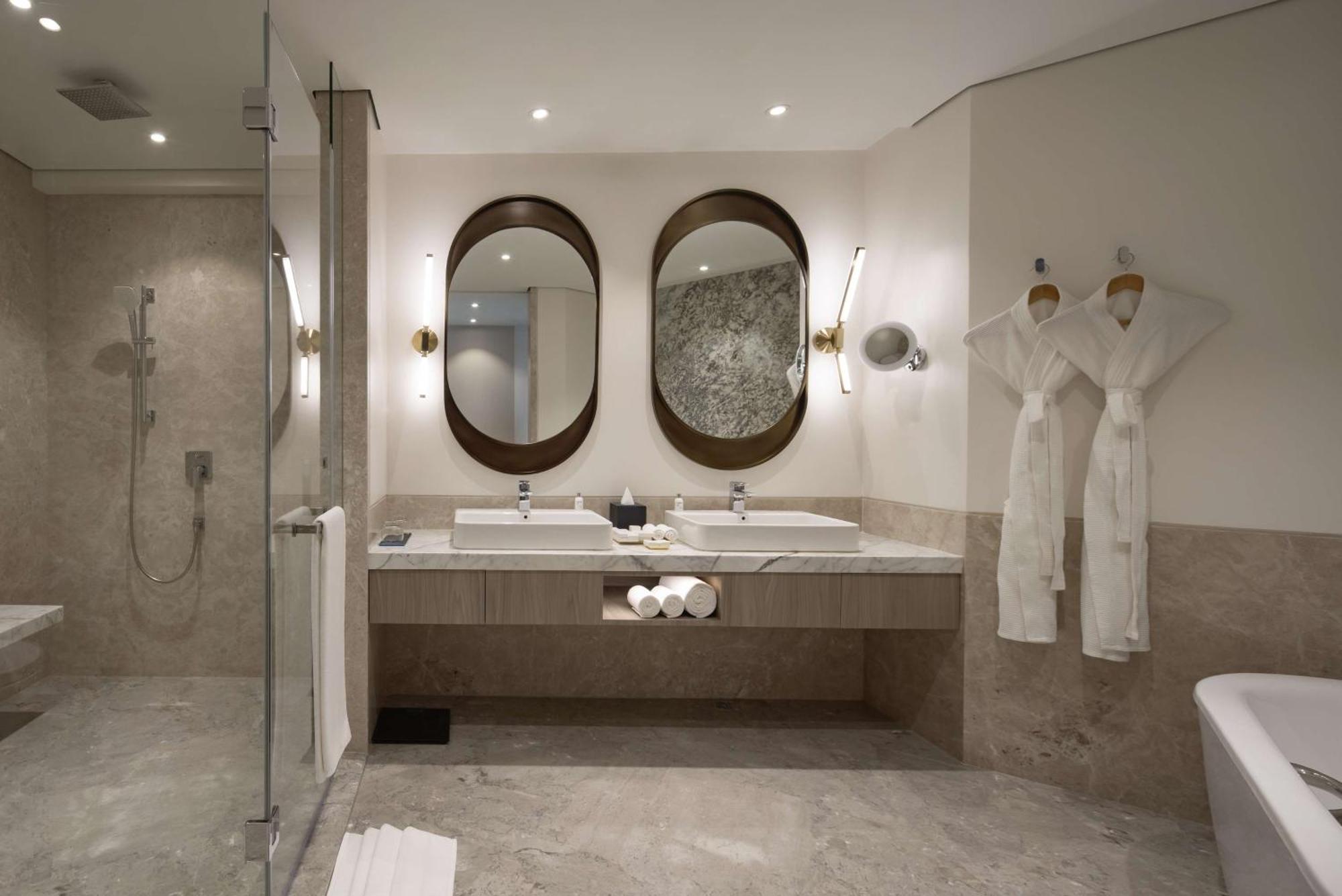 Radisson Blu Mumbai International Airport Hotel Eksteriør billede Bathroom
