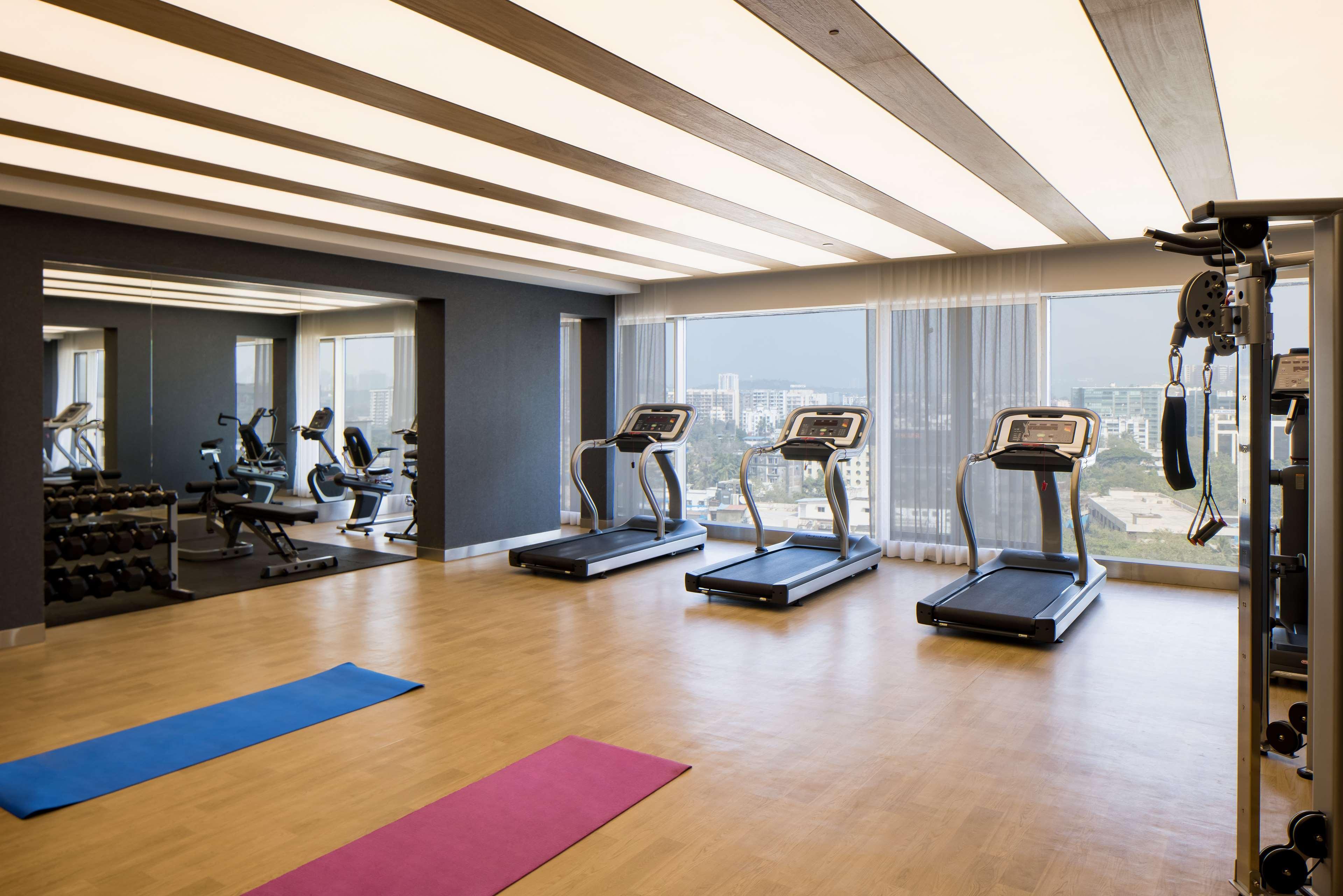 Radisson Blu Mumbai International Airport Hotel Eksteriør billede The gym at the hotel