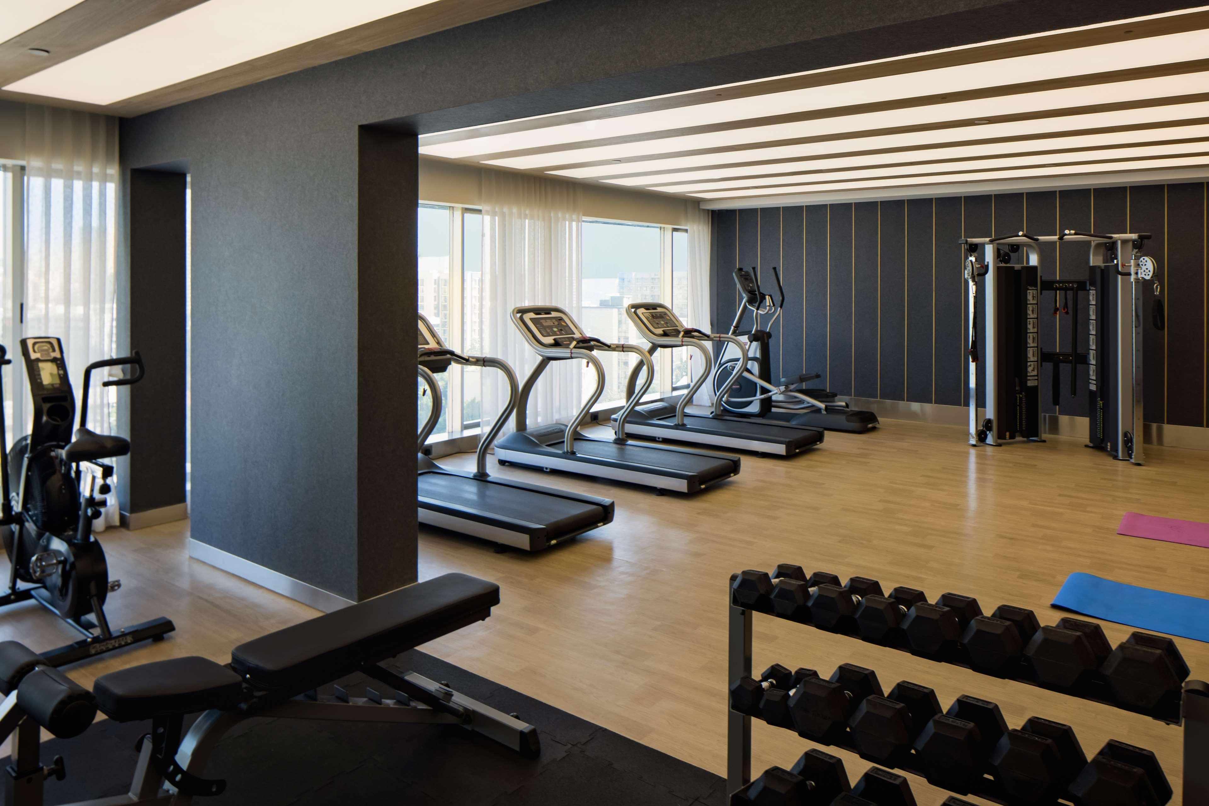 Radisson Blu Mumbai International Airport Hotel Eksteriør billede The gym at the hotel