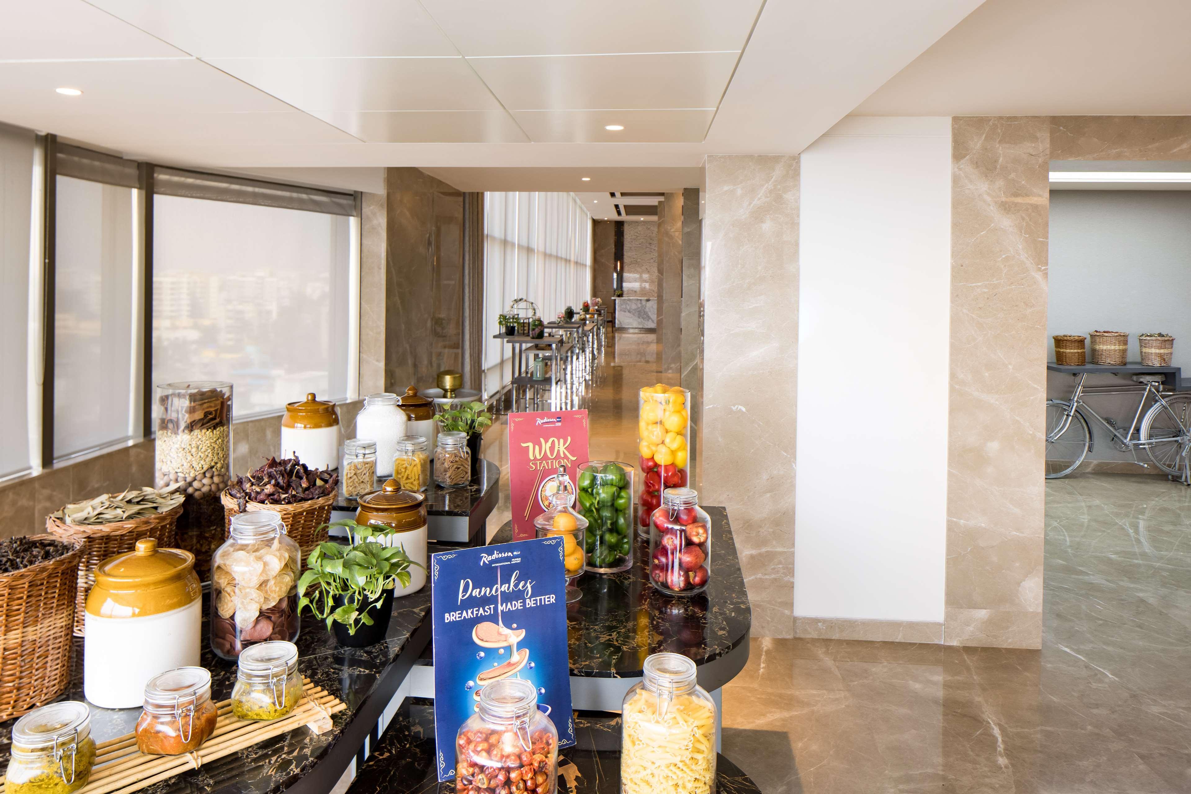 Radisson Blu Mumbai International Airport Hotel Eksteriør billede The kitchen of the ship