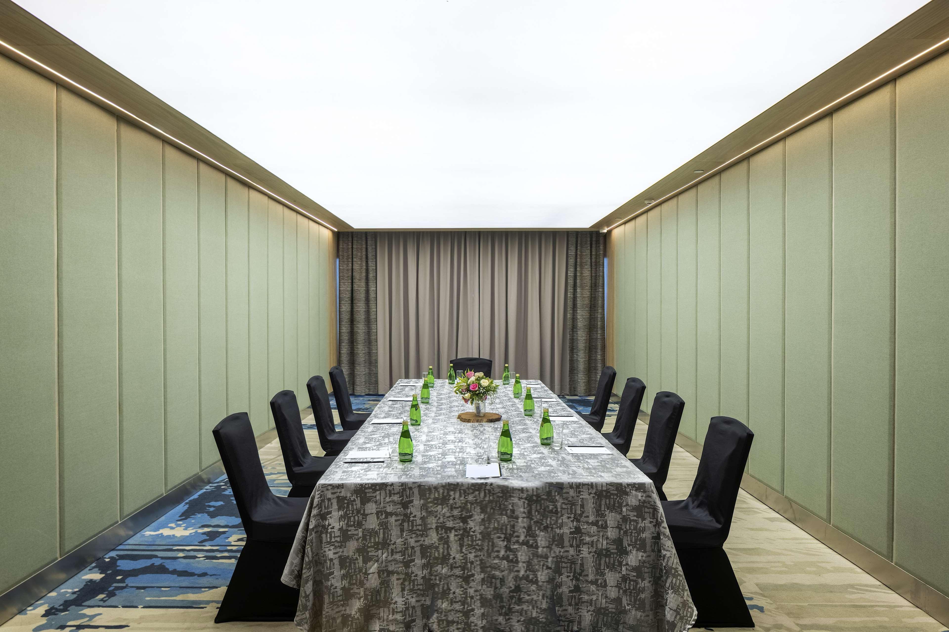 Radisson Blu Mumbai International Airport Hotel Eksteriør billede The meeting room