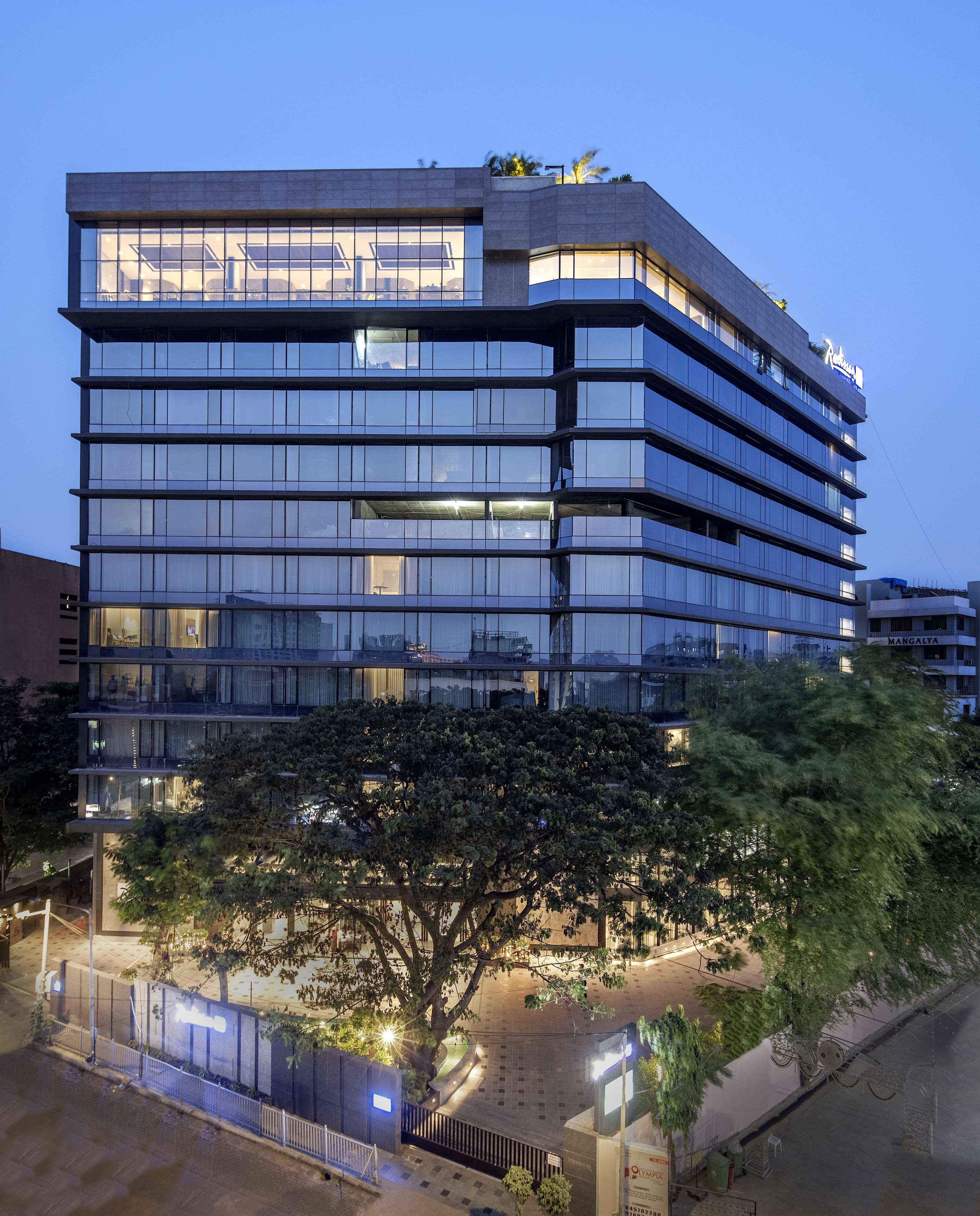 Radisson Blu Mumbai International Airport Hotel Eksteriør billede The new building of the University of Texas MD Anderson Cancer Center