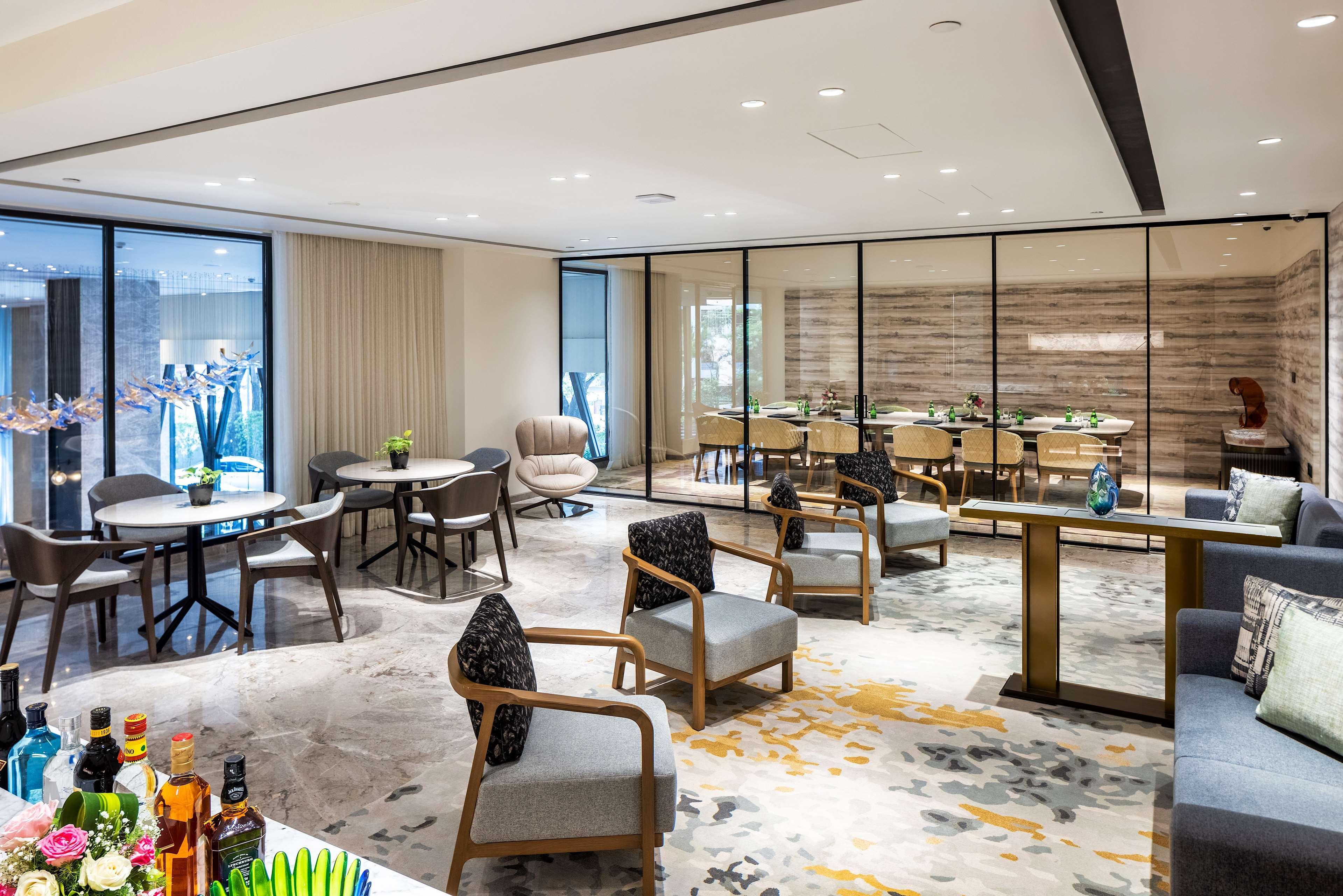 Radisson Blu Mumbai International Airport Hotel Eksteriør billede The Club lounge at Hong Kong International Airport