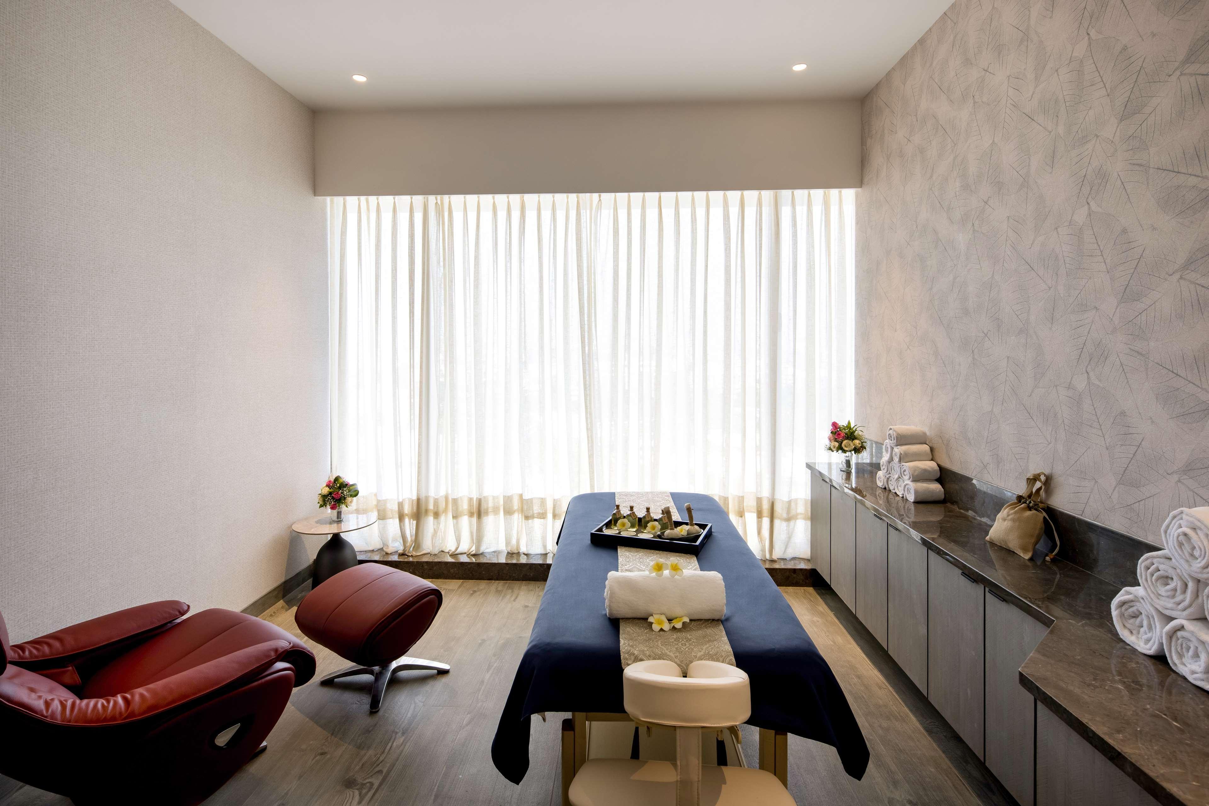 Radisson Blu Mumbai International Airport Hotel Eksteriør billede A treatment room at the spa