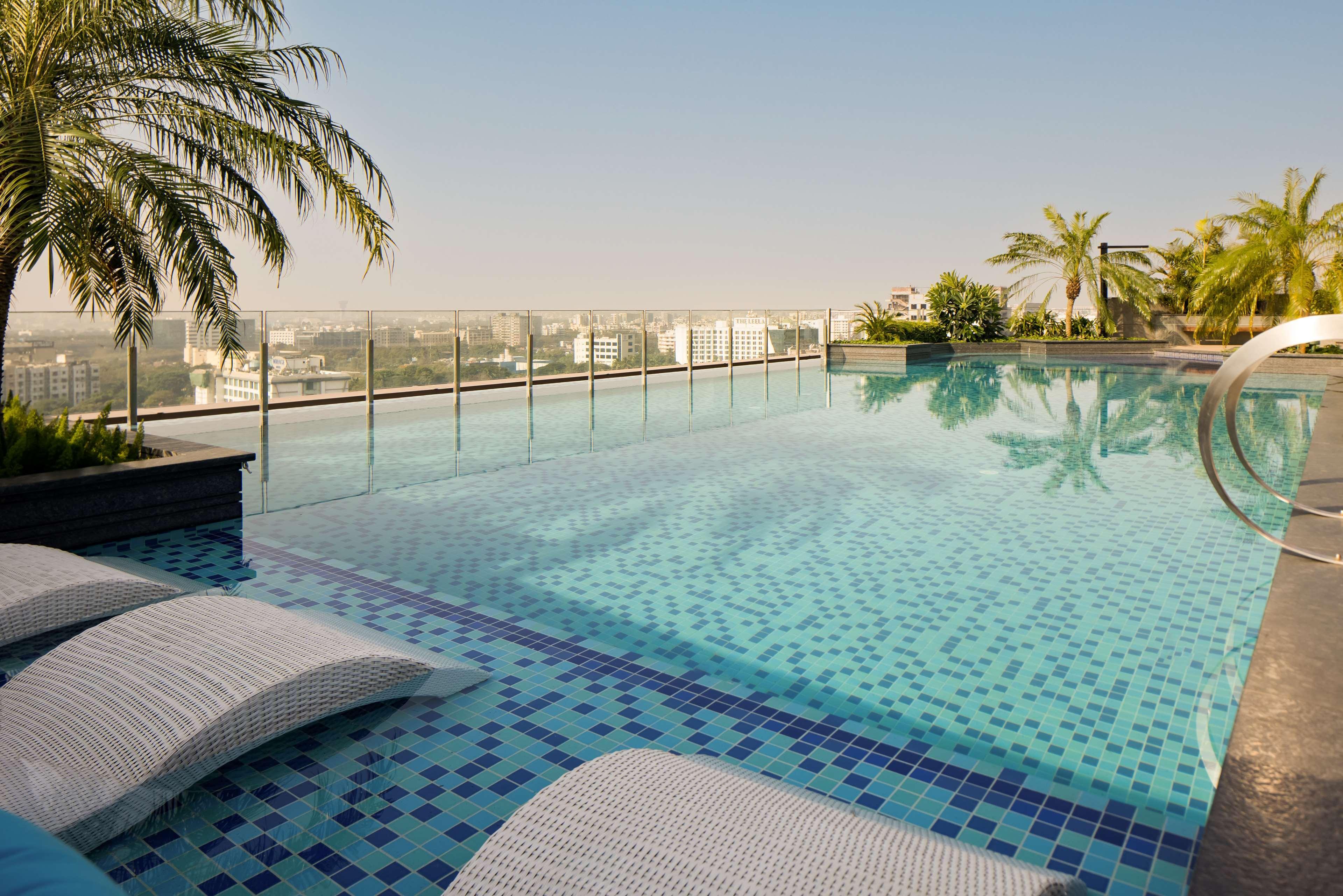 Radisson Blu Mumbai International Airport Hotel Eksteriør billede Infinity pool at the Park, Hyderabad