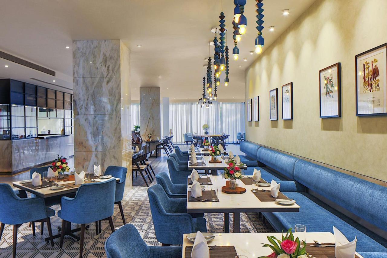 Radisson Blu Mumbai International Airport Hotel Eksteriør billede The restaurant