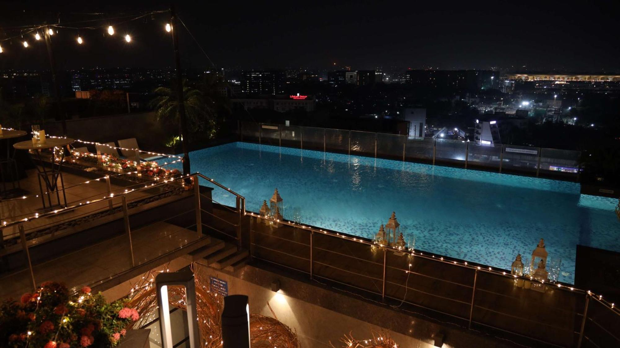 Radisson Blu Mumbai International Airport Hotel Eksteriør billede Infinity pool at the 10th floor of the hotel