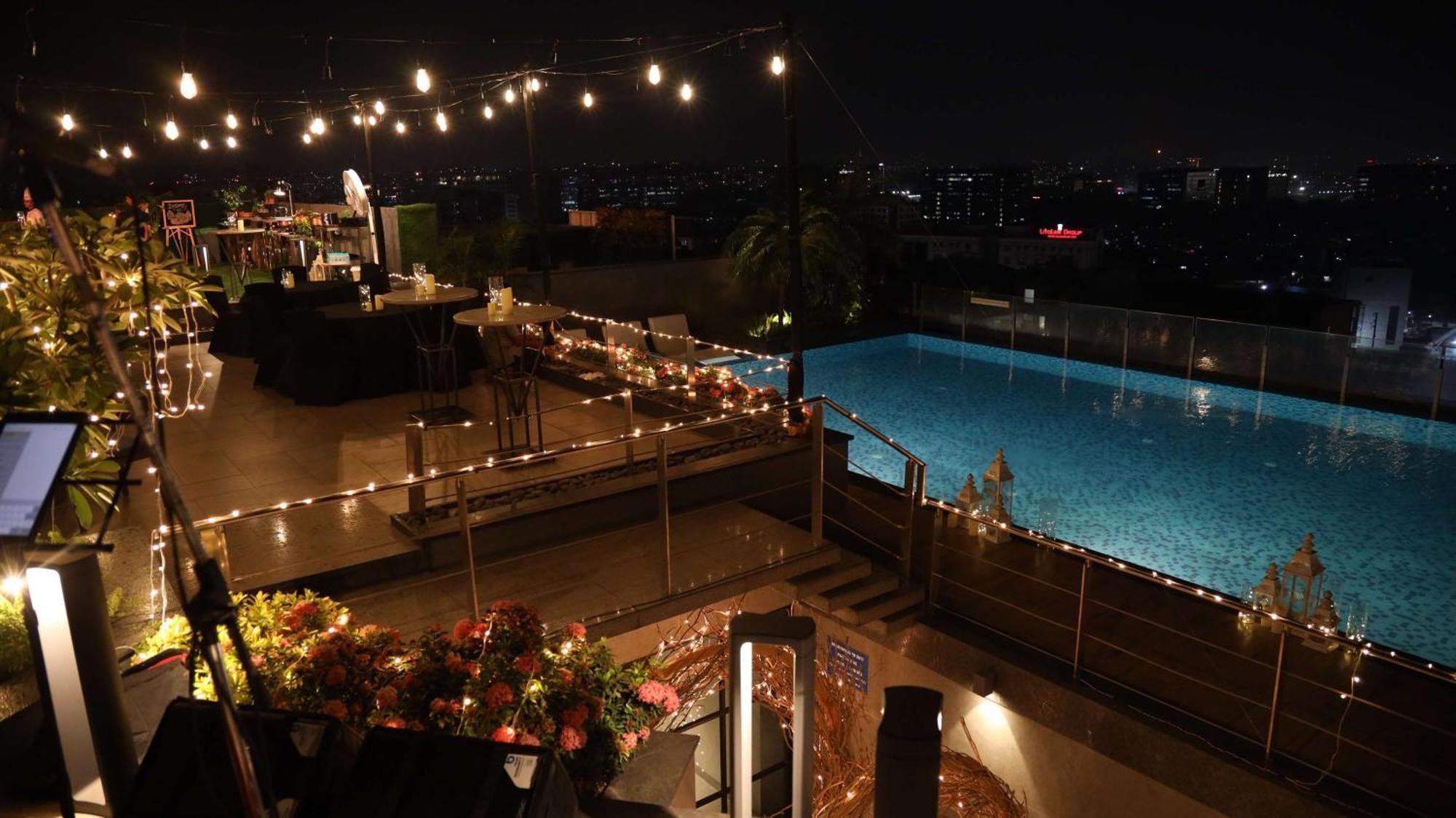 Radisson Blu Mumbai International Airport Hotel Eksteriør billede The pool at the rooftop bar